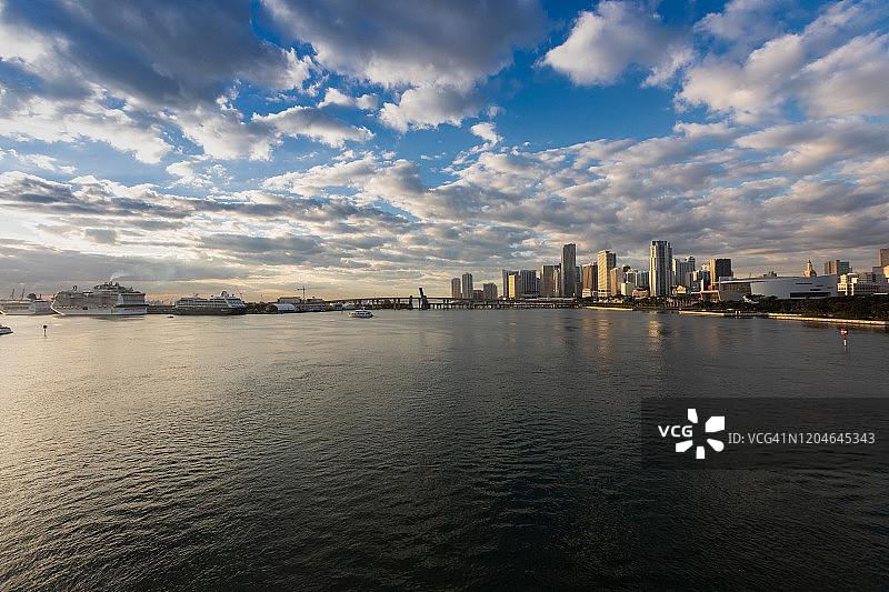 日出时分从麦克阿瑟堤道看到的迈阿密天际线，美国佛罗里达州迈阿密图片素材