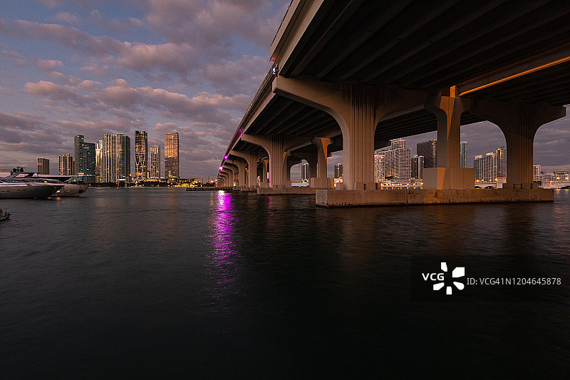 黎明时分从麦克阿瑟堤道看到的迈阿密天际线图片素材