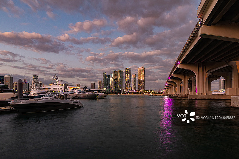 黎明时分从麦克阿瑟堤道看到的迈阿密天际线图片素材