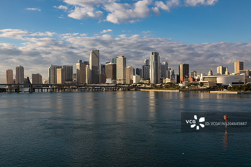 日出时分从麦克阿瑟堤道看到的迈阿密天际线，美国佛罗里达州迈阿密图片素材