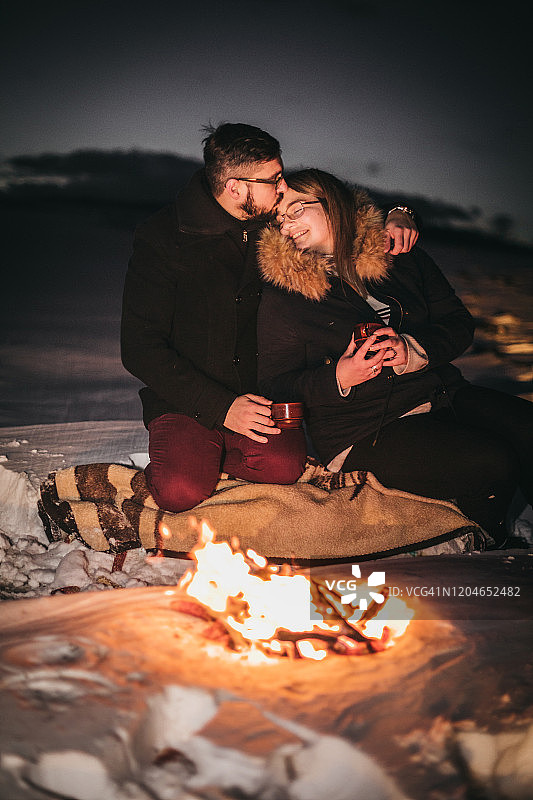 情侣与篝火图片素材