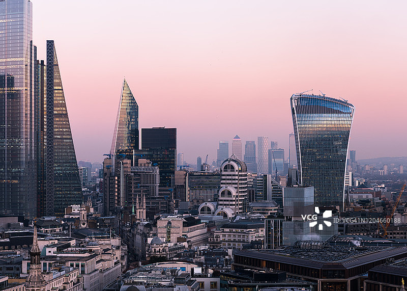 黄昏时分伦敦芬丘奇街20号及城市天际线鸟瞰图图片素材