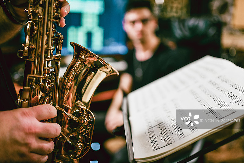 演奏乐谱的萨克斯演奏者图片素材