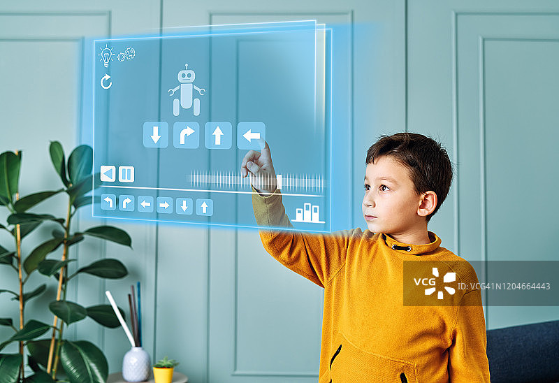 未来儿童在虚拟屏幕上编程机器人图片素材