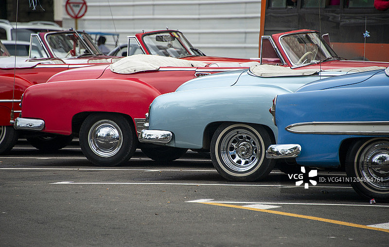 古巴哈瓦那街头一排美国老爷车图片素材