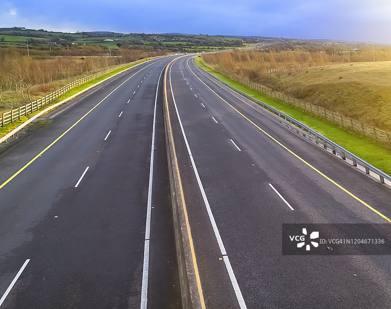 夕阳下的多车道公路美景图片素材