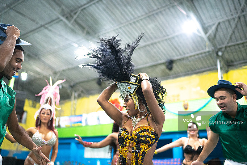在学校狂欢节上庆祝和跳舞的巴西狂欢节女舞者图片素材