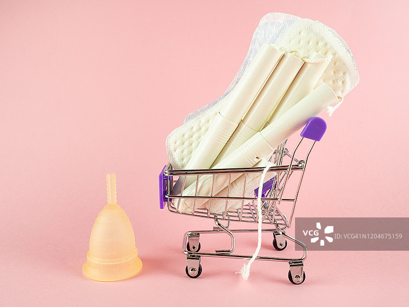 装有卫生巾和卫生棉条的购物车图片素材