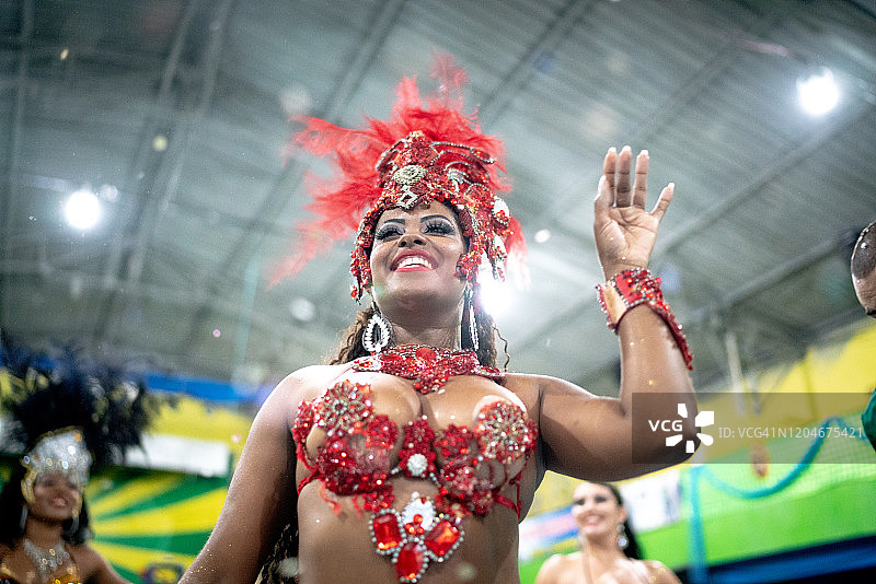 在学校狂欢节上庆祝和跳舞的巴西女郎图片素材