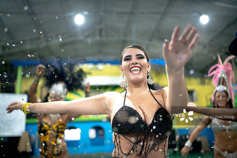 在巴西狂欢节上庆祝和跳舞的女人图片素材