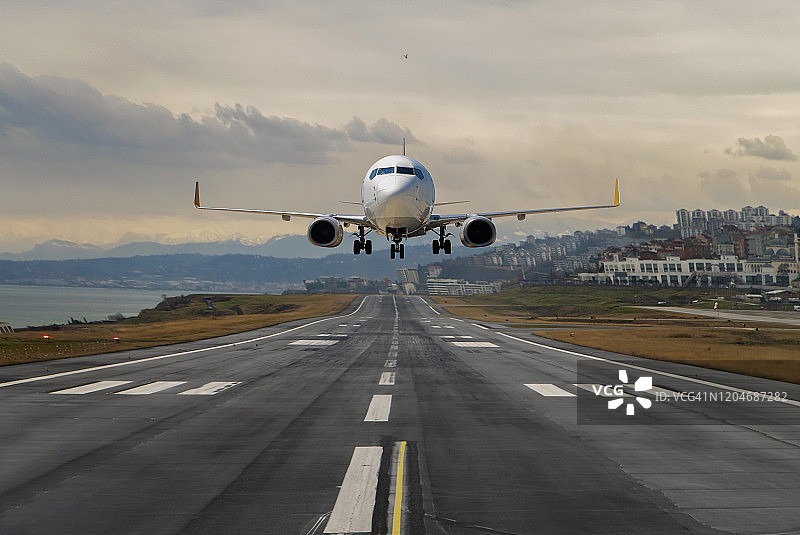 从机场起飞的飞机图片素材