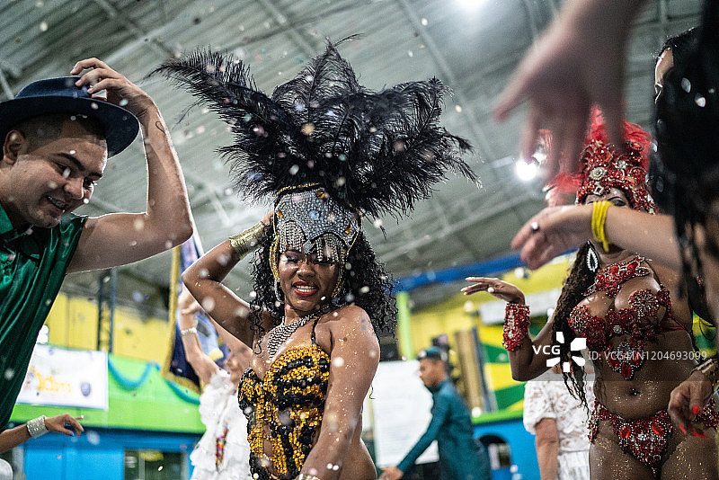 人们在学校嘉年华上庆祝跳舞图片素材