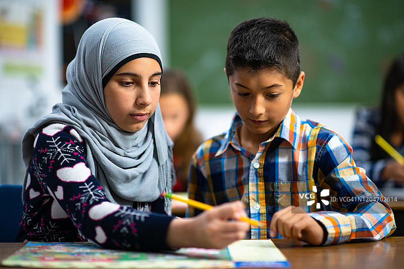 多民族小学生在课堂上学习的素材照片图片素材