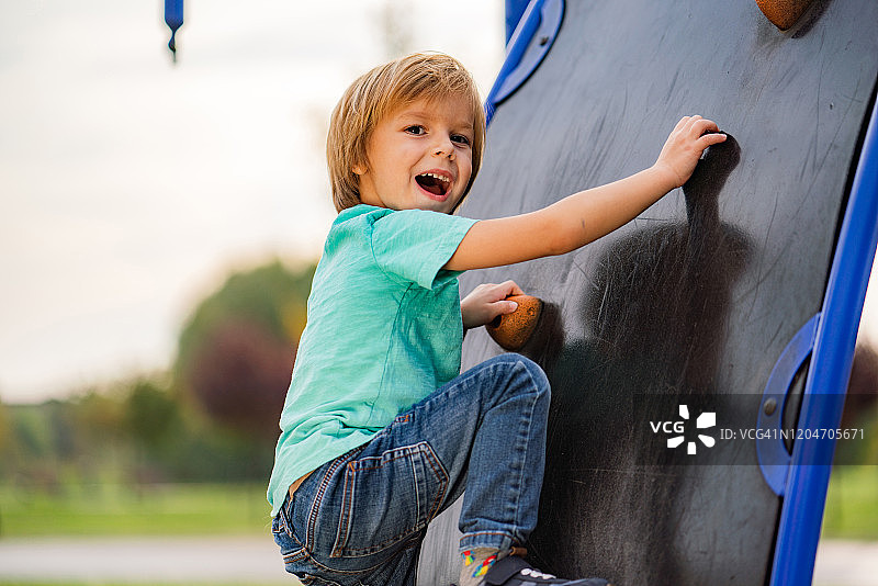 游乐场里可爱的男孩图片素材