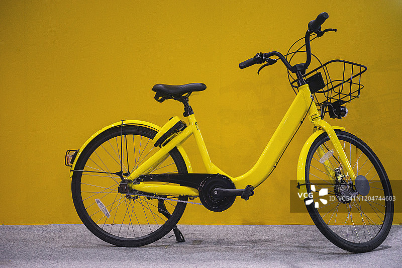 路边复古自行车与复古砖墙背景图片素材