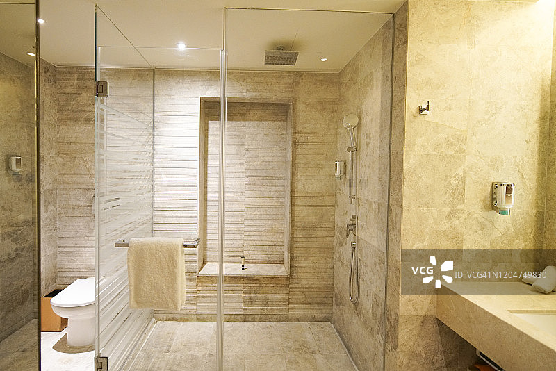 豪华住宅中采用倾斜移位镜头拍摄的精美大型浴室图片素材