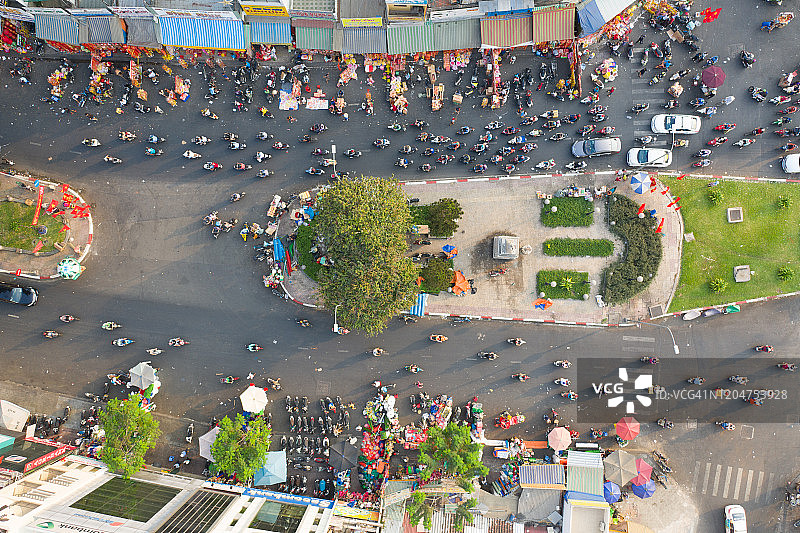 越南胡志明市堤岸平西市场航拍，新年装饰品图片素材