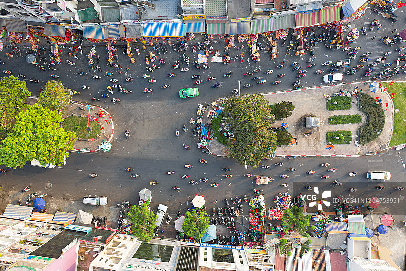 越南胡志明市堤岸平西市场航拍，新年装饰品图片素材
