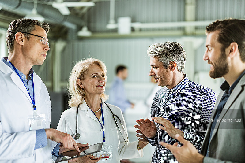 商人在医院与两位医生交谈图片素材