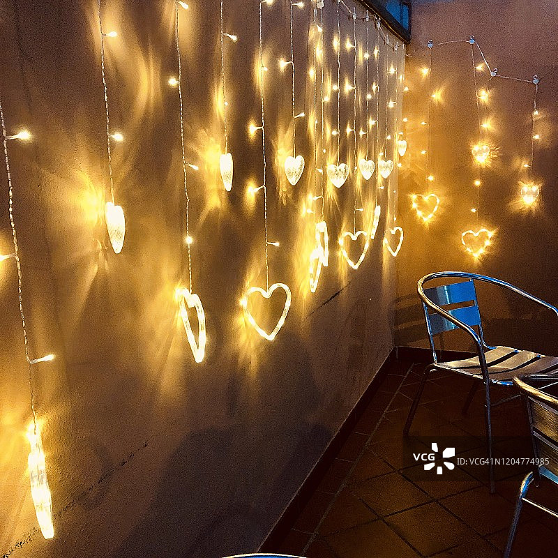 意大利拉文纳户外咖啡馆心形灯光图片素材