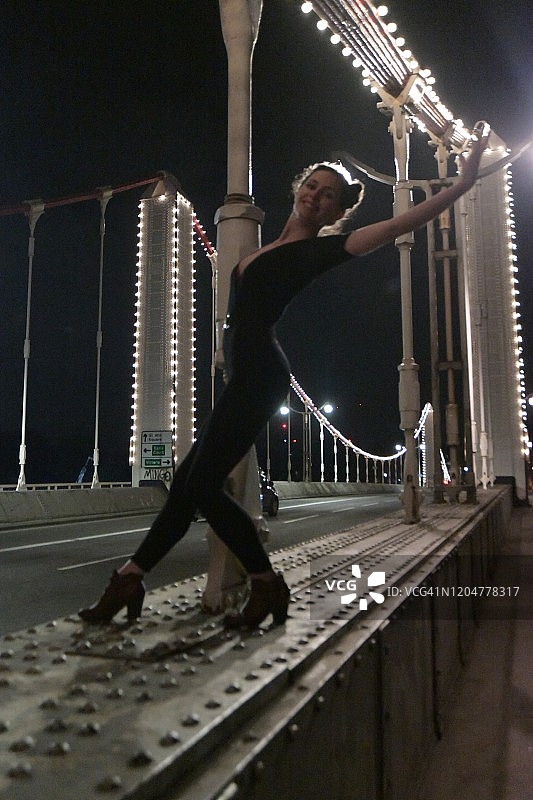 舞蹈、时尚、灯光与建筑节-切尔西桥图片素材