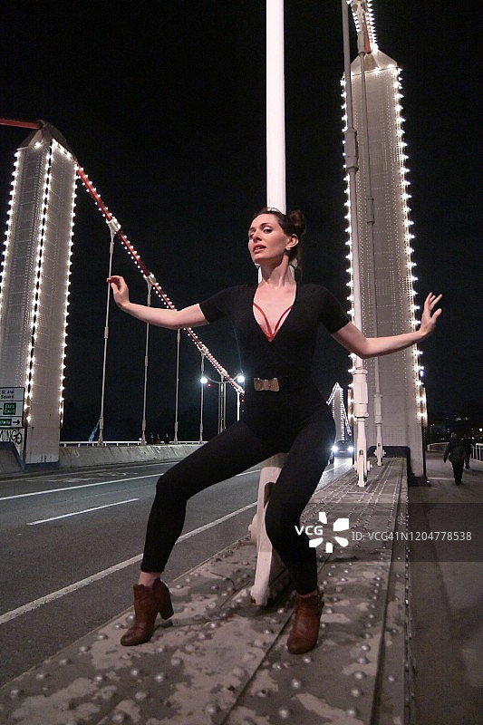 舞蹈、时尚、灯光与建筑节-切尔西桥图片素材