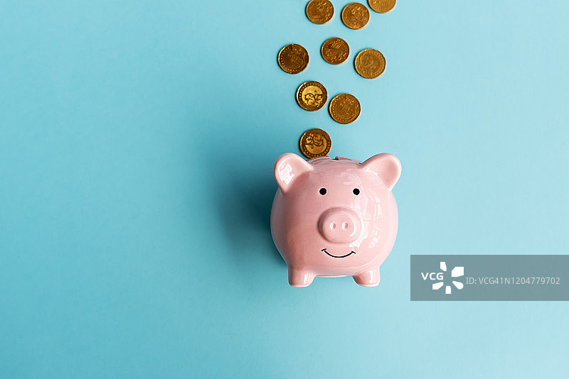 硬币落入存钱罐图片素材
