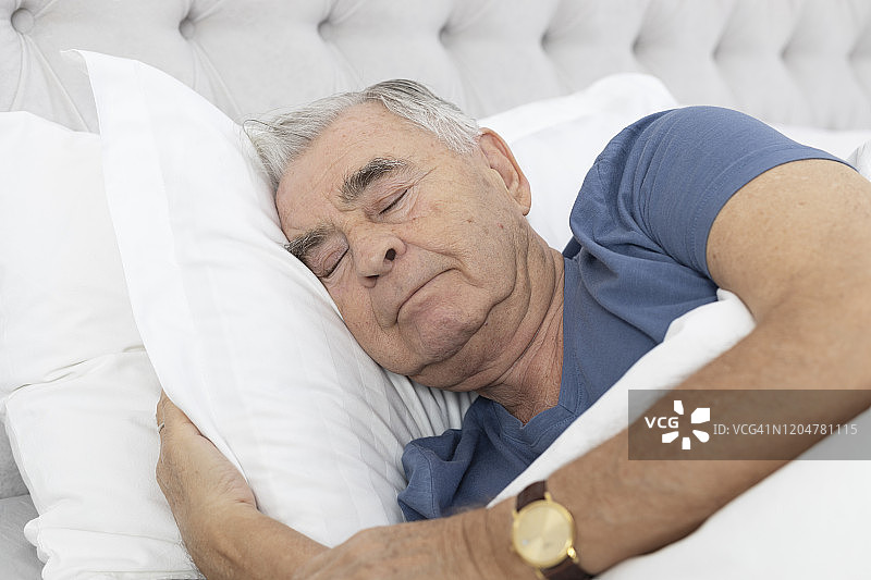 正在睡觉的老年男人图片素材