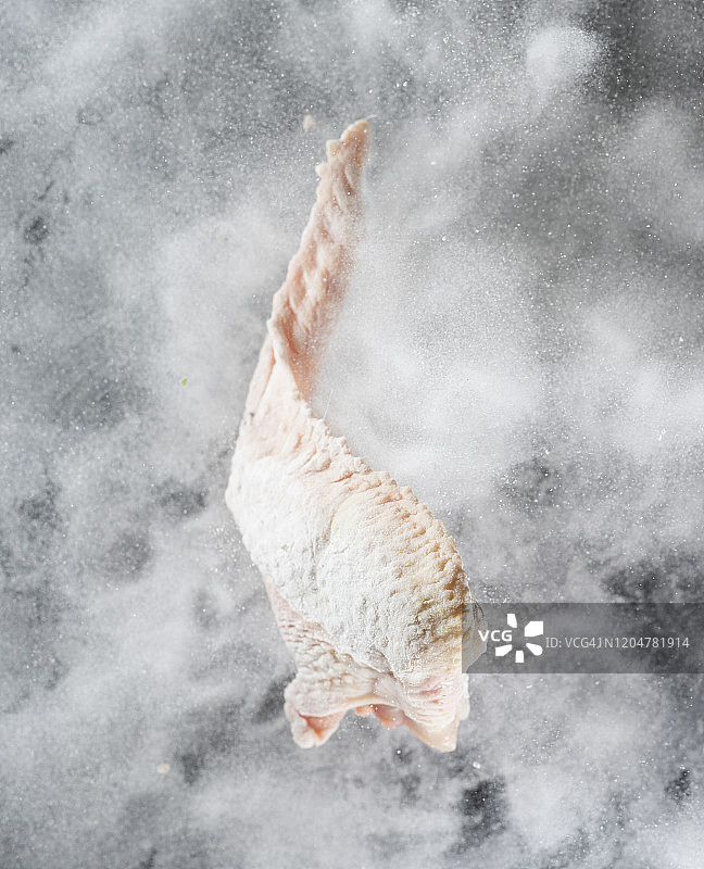 面粉爆炸效果的飞翔鸡翅俯视图图片素材