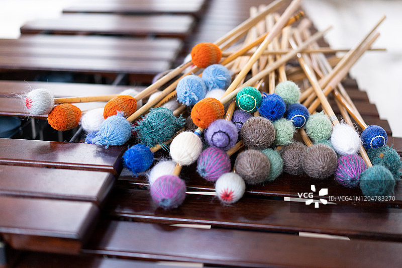 马林巴琴上摆放着许多彩色槌图片素材