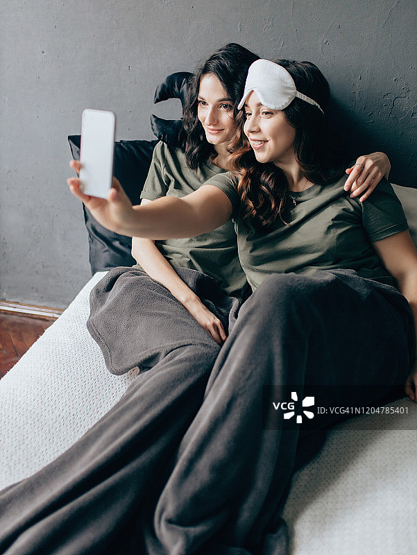 最好的朋友们穿着睡衣自拍的照片图片素材