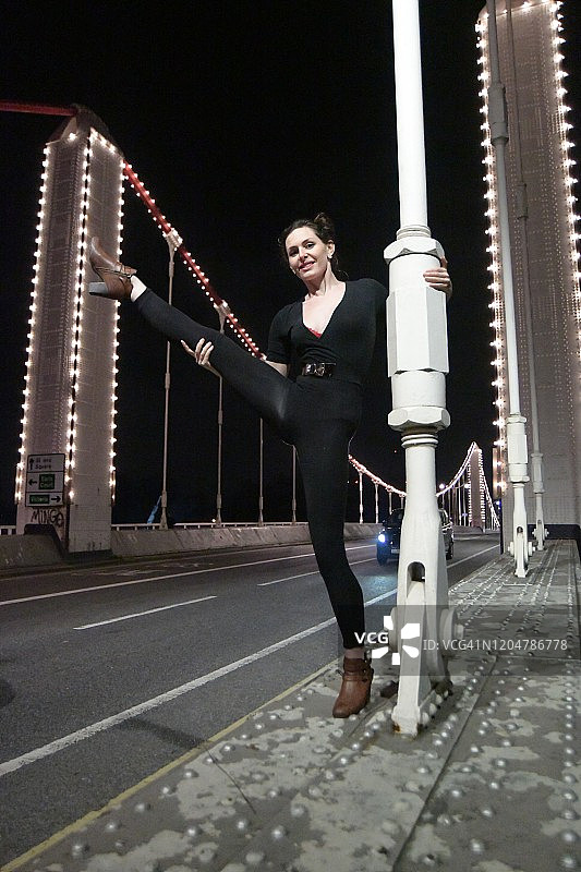 舞蹈、时尚、灯光与建筑节-切尔西桥图片素材