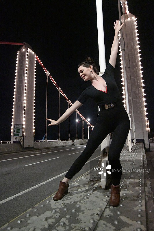 舞蹈、时尚、灯光与建筑节-切尔西桥图片素材