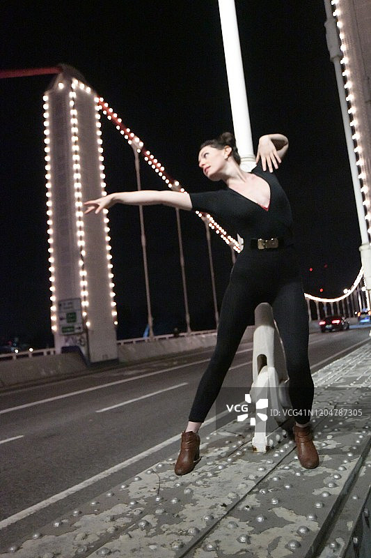 舞蹈、时尚、灯光与建筑节-切尔西桥图片素材