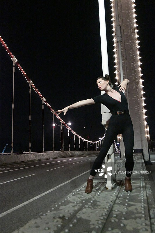 舞蹈、时尚、灯光与建筑节-切尔西桥图片素材