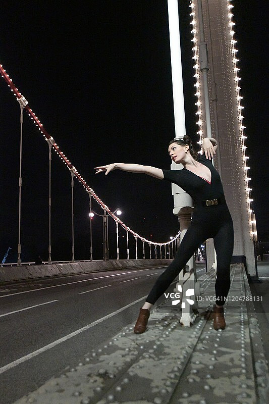 舞蹈、时尚、灯光与建筑节-切尔西桥图片素材