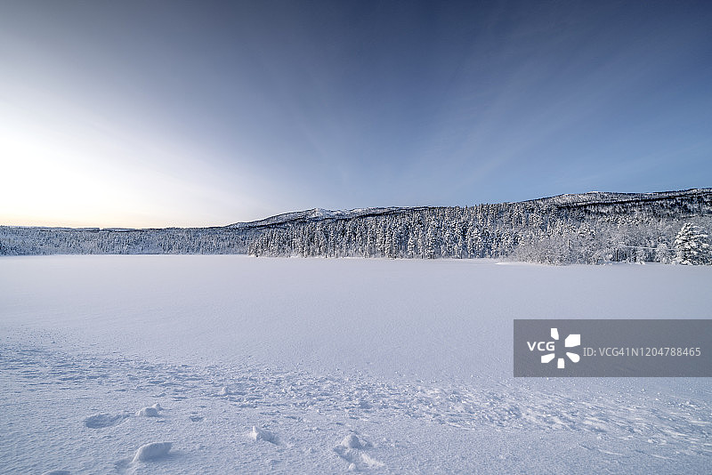 雪山下的冰路图片素材