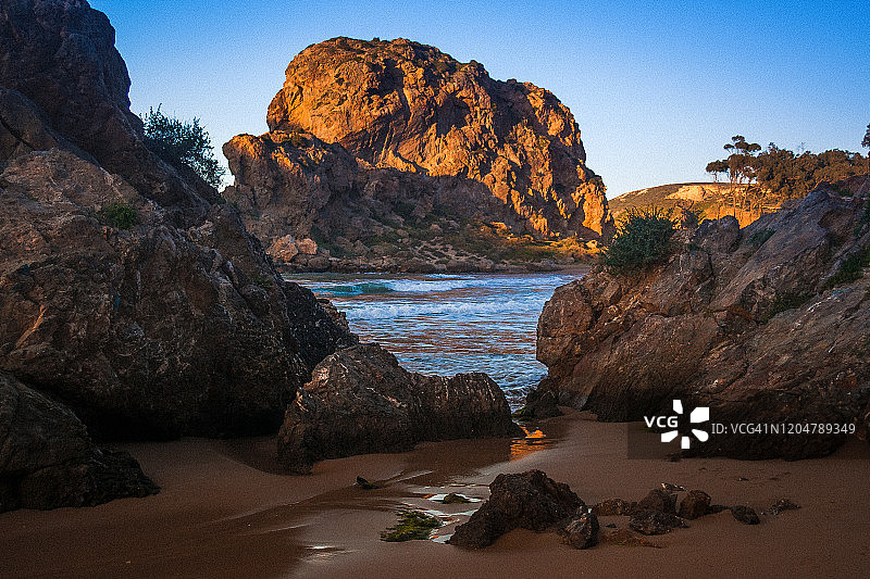晴空下海滩岩石的风景图片素材