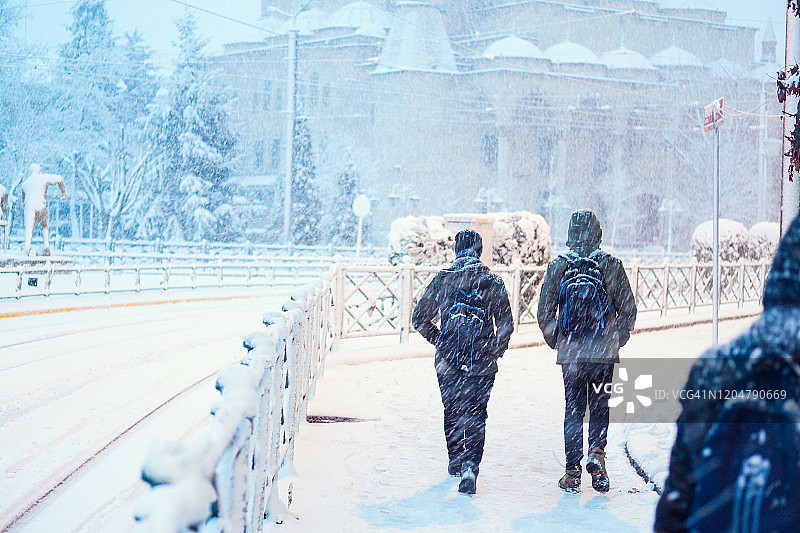 学生因恶劣天气中断学业后返校，雪假图片素材