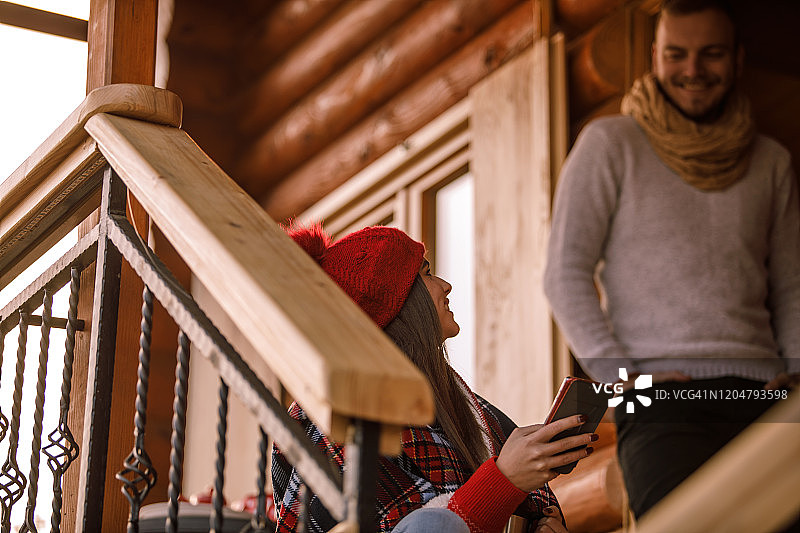 年轻情侣的轻松对话图片素材