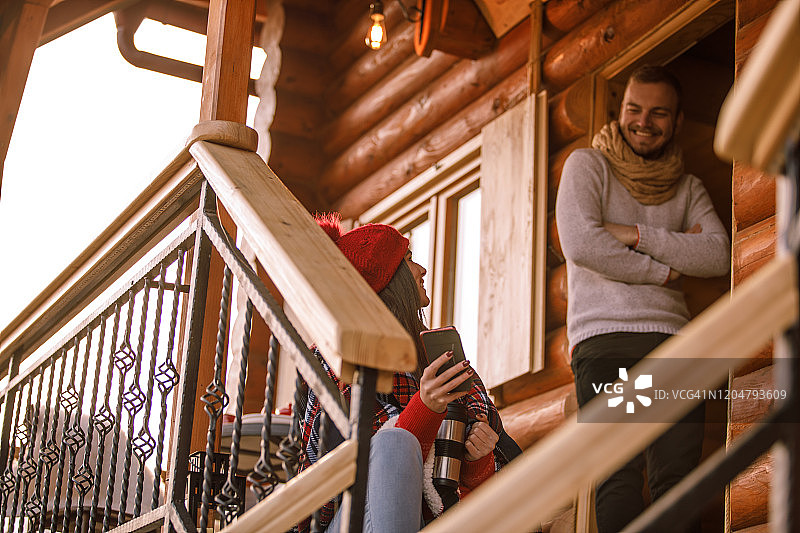 冬季假期笑逐颜开图片素材