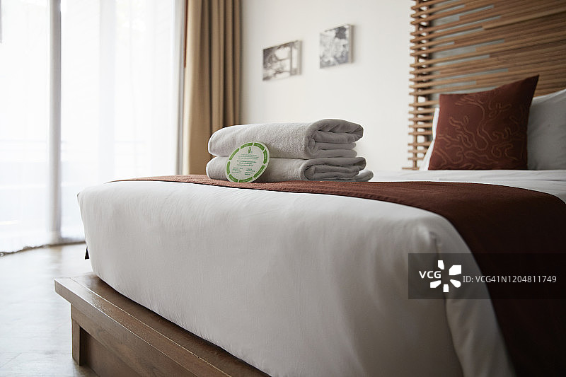 酒店房间床上放着毛巾图片素材