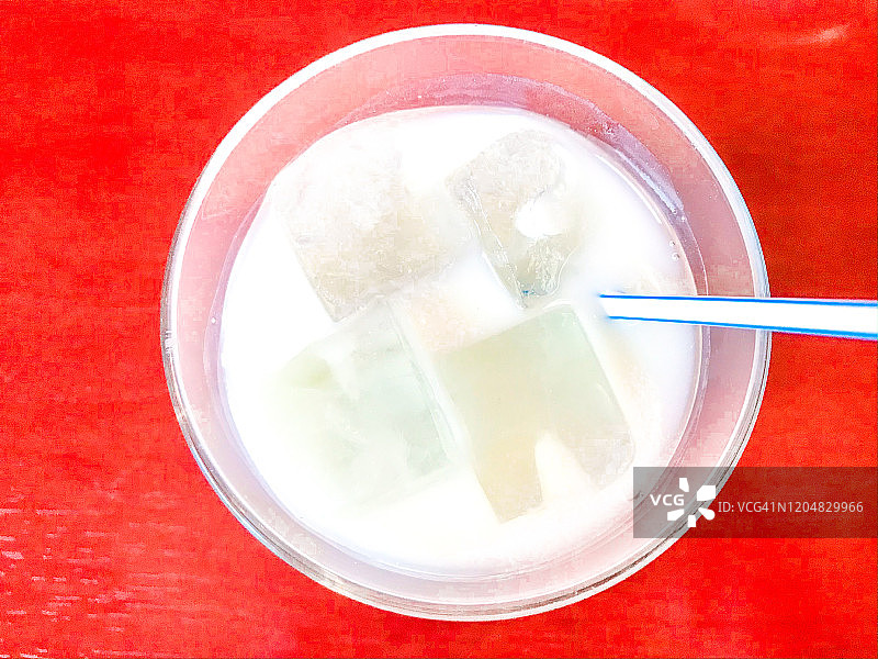 红色桌子上冰镇的印度酸奶饮料图片素材