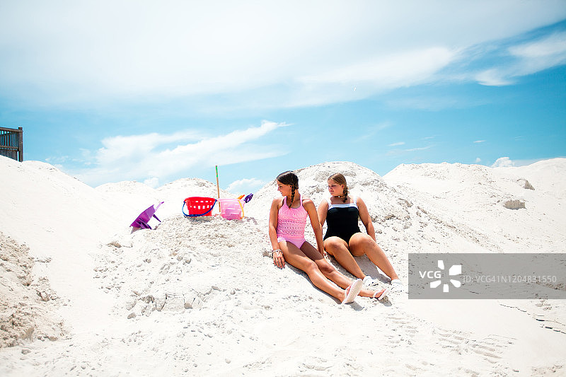 在沙滩上玩耍的两个女孩图片素材