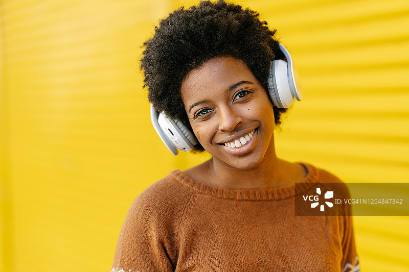 年轻女子在听音乐图片素材