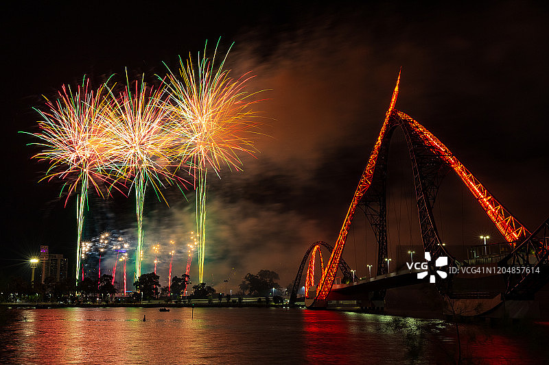 中国新年，天鹅河上空绚丽多彩的烟花，毗邻玛塔加普大桥 - 珀斯 - 西澳大利亚图片素材