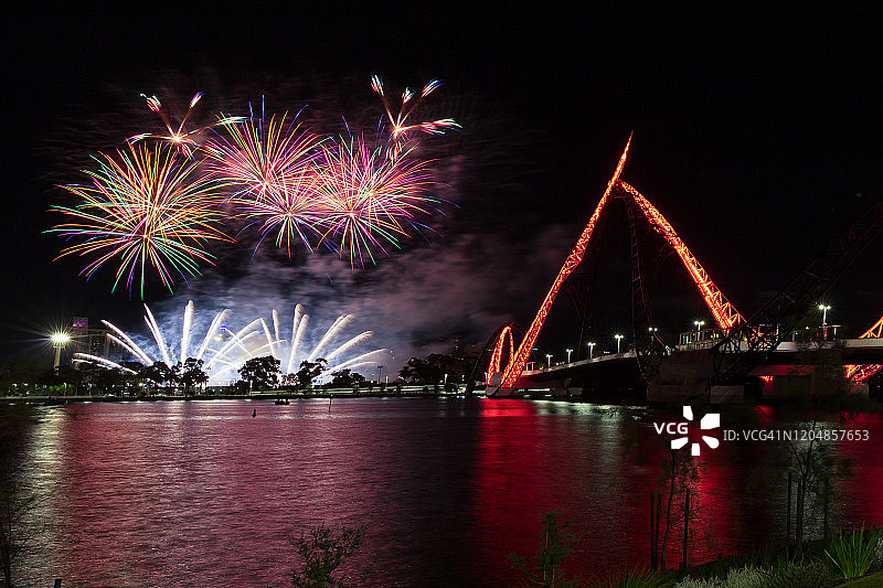 中国新年，天鹅河上空绚丽多彩的烟花，毗邻玛塔加普大桥 - 珀斯 - 西澳大利亚图片素材