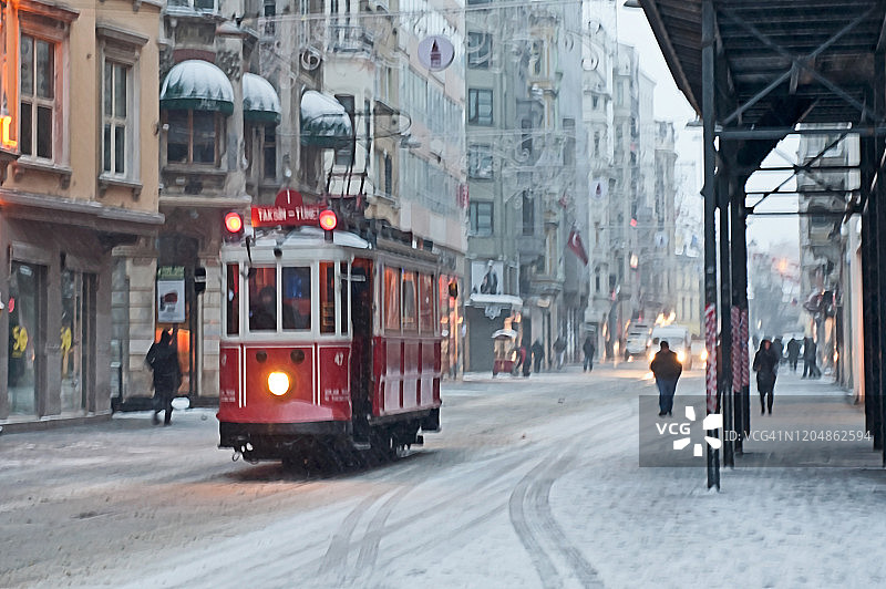 伊斯坦布尔贝伊奥卢独立大街的雪景图片素材