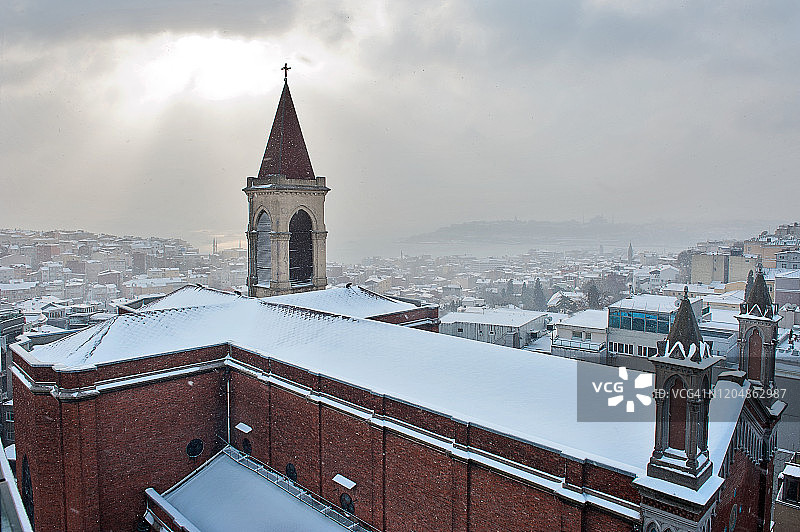 伊斯坦布尔贝伊奥卢独立大街的雪景图片素材