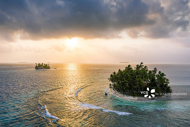 巴拿马圣布拉斯沙漠岛屿日出航拍图片素材